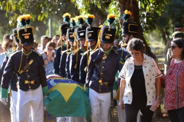 Enterro do ex-senador Jarbas Passarinho na Ala dos Pioneiros do Cemitrio Campo da Esperana, em Braslia