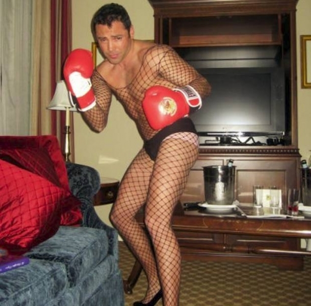 Em 2007, De la Hoya posou de sapatos de salto alto, meia arrasto e lingerie.