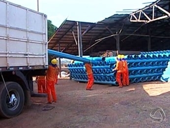 Presos trabalham na construo de rede de esgoto no norte de Mato Grosso 