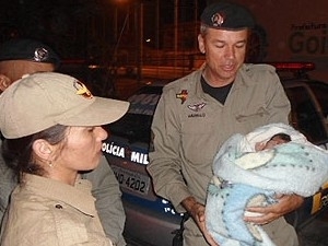 Policiais com a beb abandonada em Goinia