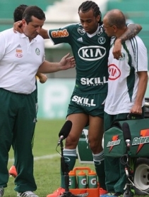 Wesley se machucou em jogo contra o Guarani