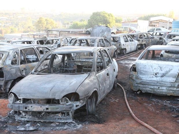 35 carros ficaram destrudos aps um incndio em um lava-jato em Confins, MG