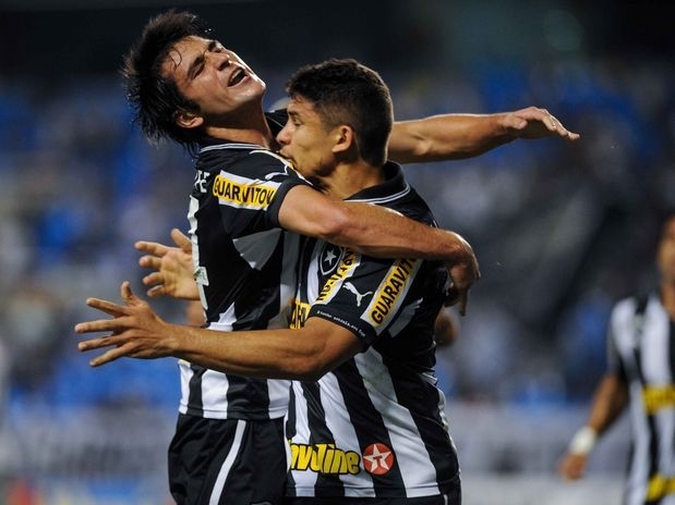 Elkeson comemora gol do Botafogo com Nicols Lodeiro