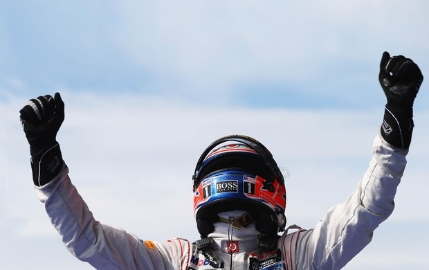 Button festejou a vitria no GP da Blgica aps ignorar o caos no incio da corrida
