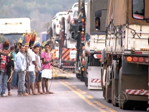 ndios liberam parcialmente a passagem de veculos pelas duas rodovias.