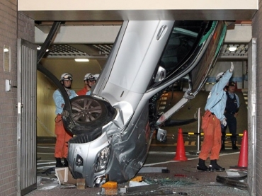 Carro ficou pendurado entre dois andares de garagem de hotel no Japo