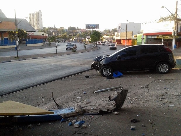 Acidente ocorreu na Avenida Tenente Coronel Duarte (Prainha).