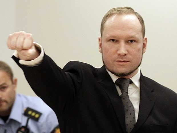 Anders Behring Breivik faz uma saudao caracterstica ao chegar  sala do Tribunal de Oslo.