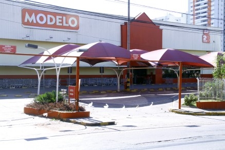 Fachada do antigo Supermercado Modelo, que fechou as portas em 2014