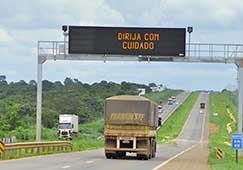 Trecho mato-grossense de rodovia federal: maior parte dos acidentes  causada pelo cansao dos motoristas, excesso de peso e velocidade