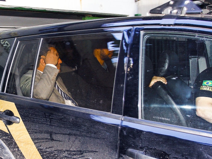 O ex-tesoureiro do PT, Paulo Ferreira,  levado dentro do carro da Polcia Federal aps prestar depoimento, em So Paulo