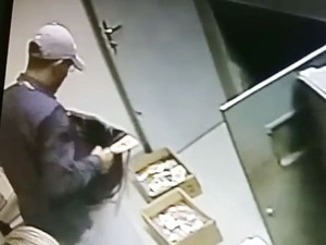 Vdeo mostra ladres que roubaram quase R$ 500 mil de banco.