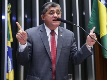 O lder do PT na Cmara, deputado Jos Guimares, discursa durante sesso que analisa o pedido de impeachment da presidente Dilma Rousseff 