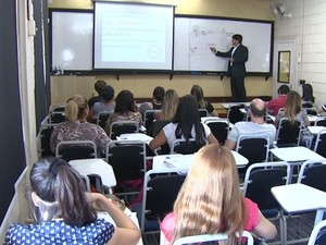Candidatos estudam para concurso pblico em Campinas (SP)