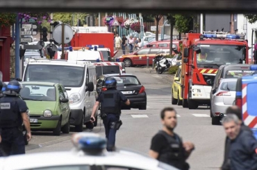Policiais e bombeiros chegam ao local de uma tomada de refns em uma igreja em Saint-Etienne-du-Rouvray, norte da Frana - 26/07/2016