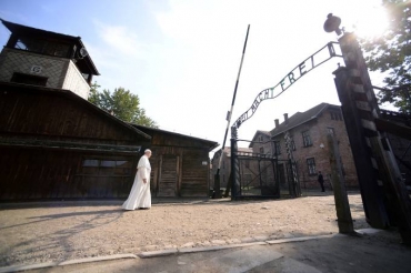 Papa Francisco atravessa o porto de Auschwitz com a frase 