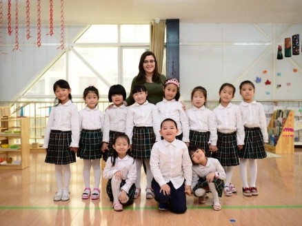 Professora Yasmim posa para foto junto com alunos chineses