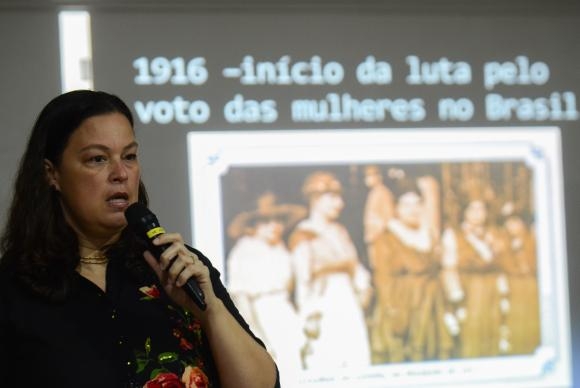 Adriana Vale Mota, do Instituto Brasileiro de Administrao Municipal, apresenta anlise sobre evoluo do nmero de candidatas a vereadores e prefeitas durante Seminrio Nacional Desafios para a Igualdade de Gnero e Raa nas Eleies Municipais em