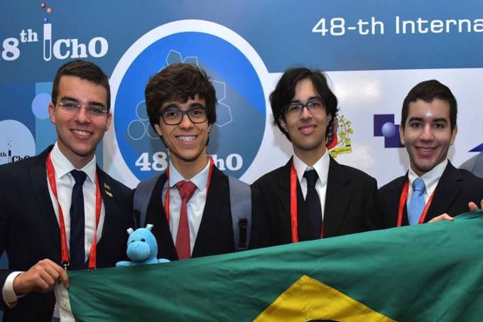 Da esq. para a dir. os estudantes Gabriel Amgarten (CE), Vitor Gomes (SP), Pedro Seber (SP) e Davi Arago (CE).
