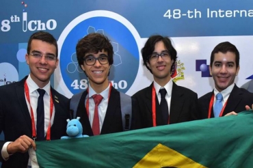 Da esq. para a dir. os estudantes Gabriel Amgarten (CE), Vitor Gomes (SP), Pedro Seber (SP) e Davi Arago (CE). 