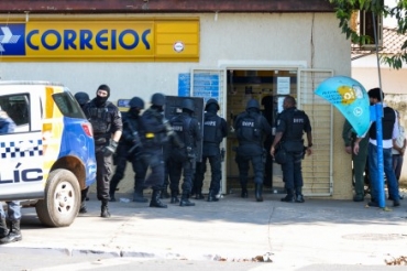 A Polcia Militar e o Bope estavam no local para negociar a liberao das vtimas