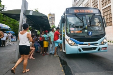 Motorista fechou as semi-portas deixando a vtima presa, que foi arrastada por alguns metros