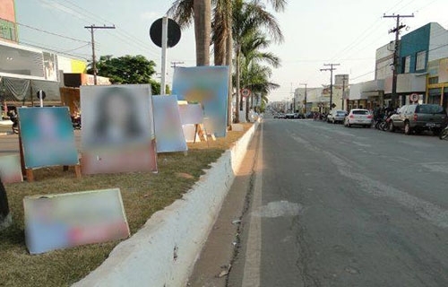 Lei municipal em Cuiab probe uso de cavaletes, faixas, cartazes e banners em praas e canteiros