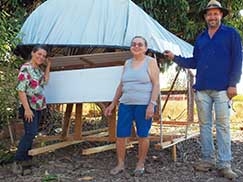 Carmencita Tabareli, com os produtores rurais Terezinha e seu marido Joo Moreira