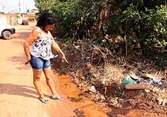 A domstica Felismina Nascimento, de 57 anos, mostra o esgoto a cu aberto na rua de sua casa: o cheiro  insuportvel nas horas de calor