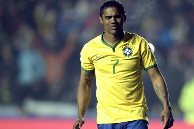 Douglas Costa durante partida pela seleo brasileira (Douglas Costa  cortado, e Tite chama Taison/AFP/AFP)