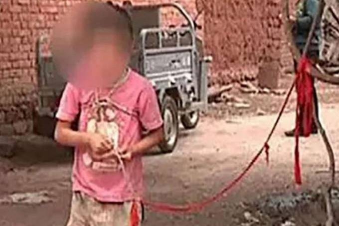 Menina chinesa de 8 anos vive amarrada em rvore (Henan Television/Reproduo)