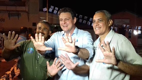 O vice-prefeito Regis Meira, o vice-governador Carlos Favro e o prefeito eleito Zema, durante evento poltico em Nortelndia.
