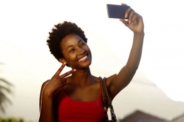 Um estudo feito por pesquisadores americanos sugere que tirar fotos todos os dias, sejam selfies ou fotos de objetos que te deixam feliz ou que fazem outras pessoas felizes, pode contribuir para o aumento do bem estar. (iStock/Getty Images)