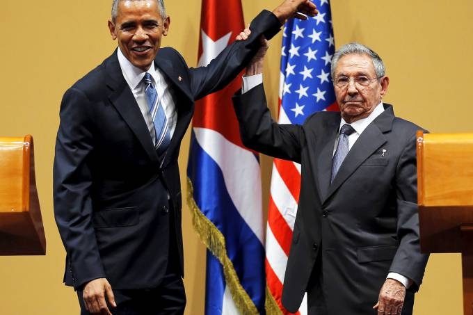 O presidente americano Barack Obama, e o cubano Ral Castro, aps entrevista coletiva realizada na capital de Cuba, Havana, na tarde desta segunda-feira (21). Este  o terceiro dia de visitas de Obama  ilha (Carlos Barria/Reuters)