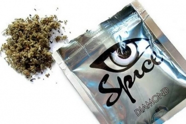 A maconha sinttica, conhecia como Spice ou K2, tem se popularizado nos EUA e preocupa especialistas e autoridades por causar um efeito 'zumbi' nos usurios, que ficam imunes  dor e com uma fora sobre humana. (Divulgao)