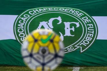 Bandeira com o smbolo da Chapecoense  vista antes da partida entre Fluminense e Internacional, vlida pela ltima rodada do Campeonato Brasileiro (Buda Mendes/Getty Images)