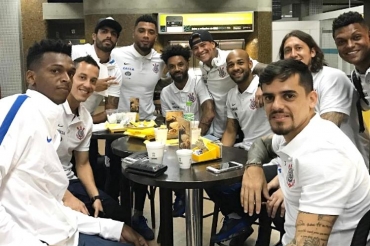 Delegao do Corinthians, em foto tirada no embarque de ida para os Estados Unidos (Instagram/Reproduo)