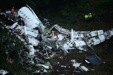 Destroos do avio da Lamia que transportava a equipe da Chapecoense (Raul Arboleda/AFP)