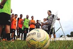 Aps o treino, tcnico do Mixto reuniu os jogadores para apresentar o esquema ttico para o jogo