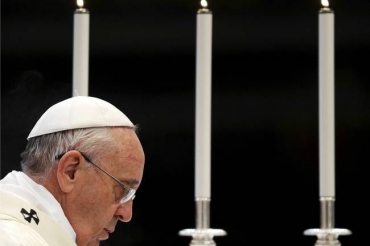 Papa Francisco chega para presidir uma missa especial para a abertura da Assembleia Geral da Caritas Internationalis na Baslica de So Pedro, no Vaticano - 12/05/2015 (Max Rossi/Reuters)