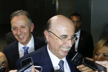 Segundo Meirelles, se a idade de aposentadoria das mulheres for reduzida para 60 anos, os homens tero que trabalhar at os 71 anos (Fabio Rodrigues Pozzebom/Agncia Brasil)