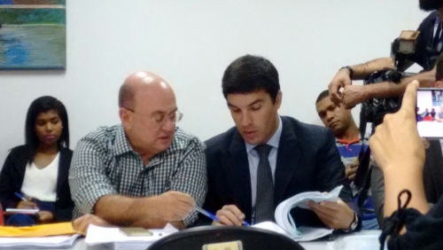 Riva conversa com advogado George Andrade Alves, na audincia em que entregou polticos no Frum