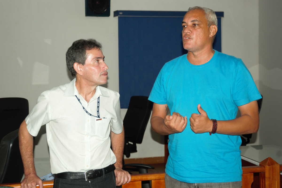 Valdir Corra ouve atentamente as reivindicaes apresentadas pelo prefeito Zema Fernandes.
