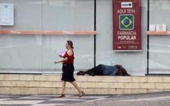 Homem dormindo em calada em plena Avenida do CPA: desafio para a cidade