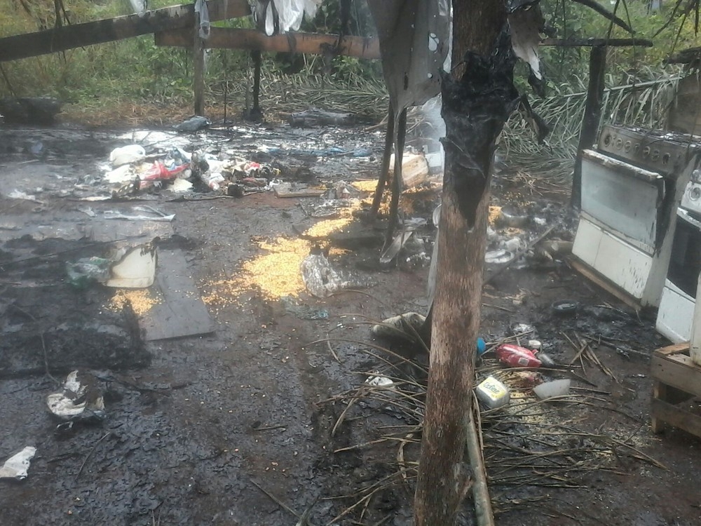 Famlias que ocupavam fazenda em Novo Mundo (MT) foram retiradas e tiveram materiais incendiados (Foto: Arquivo pessoal)
