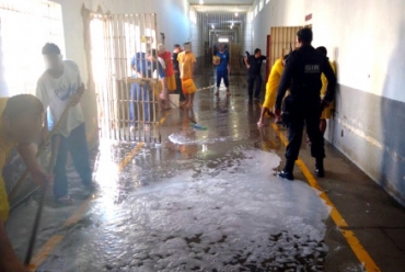 Detentos fazem faxina em presdo em Sinop, onde briga de faces matou cinco