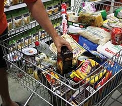 O conjunto de alimentos com 13 itens passou de R$ R$ 389,94 para R$ 411,41 em abril na Capital