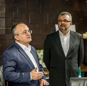 Pedro Taques ao lado do primo Paulo Taques em reunio realizada em seu gabinete no Paiagus