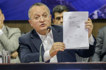 O governador Pedro Taques, que se reuniu com deputados e pediu apoio contra CPI
