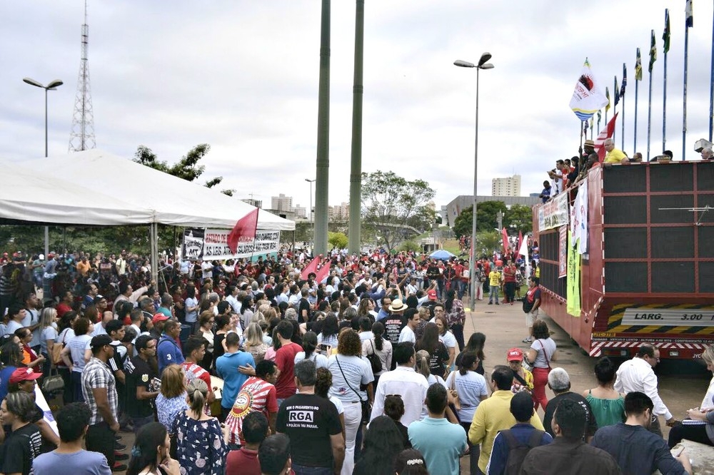 Servidores pblicos estaduais participaram de assembleia geral na Praa das Bandeiras, em Cuiab (Foto: Foto: Lucas Ninno/Pau e Prosa Comunicao)